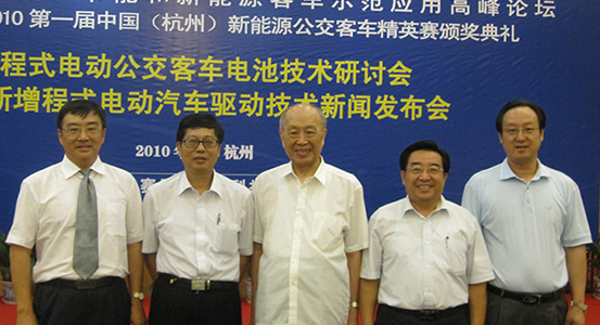 集團董事長、總裁程清豐在參加中國節(jié)能和新能源客車示范應用高峰論壇期間與行業(yè)專家和合作伙伴合影